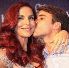 QUEM MANDOU VC ME OLHAR DESSE JEITO AGORA VAI TER Q CUIDAR DESSE AMOR .....TE AMO @ivetesangalo EU FICO PENSANDO SE EU TE MEREÇO