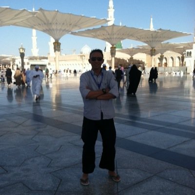 Founder&Owner Bebek Pak JOSS,
 twitter @bebek_telorasin
  
 Pembelajar
 Urip Sejatine Kanggo Urup
 #SRUDUKFOLLOW