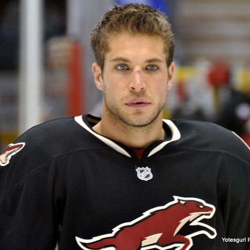 Hot hockey player? Excuse me while I drop my pants