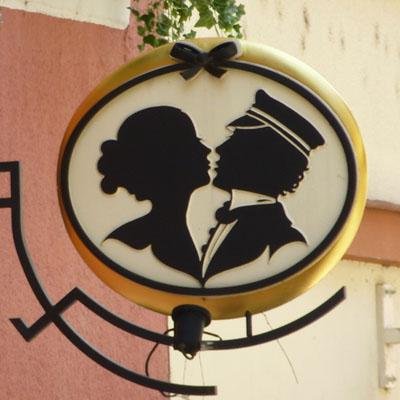 Ich interessiere mich für Geschichte, Literatur, Philosophe und aktuelles Tagesgeschehen.