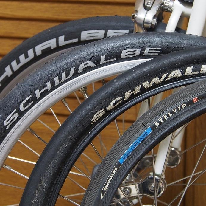 １７インチの自転車を愛する自転車乗り。