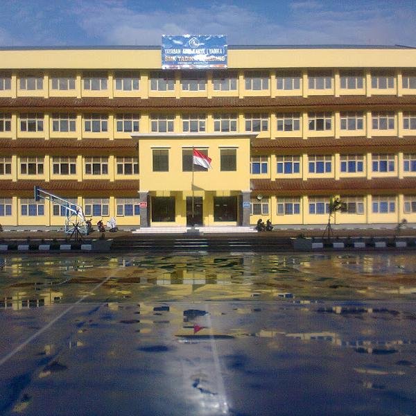 “unggul dalam prestasi dan bersama kita bisa”