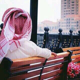 أحَبٌ الهدِوء وتلكِ الاضوَاء الخافِتهُ وذلكِ الخٌيالَ ياخُذني بعَيدا عِن واقعَيٌ''