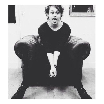 @Mashtonftcakee just gave you a free follow, you can follow her back:) but please RT the link in her bio x