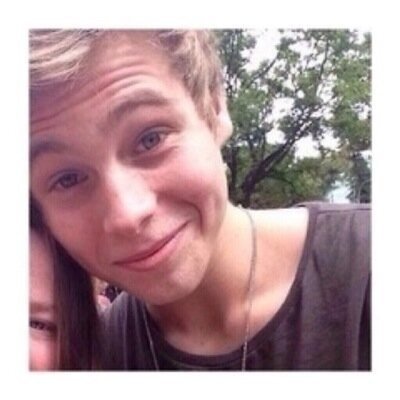 hey bae, please follow my main acc @unkeptclifford bc I lost my 20k :( Also ask for a dm to 5/4 of 5sos and more! turn on notifications on that acc please