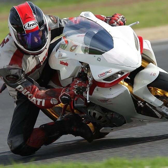 東京の片隅、葛飾の下町でガレージライフを楽しんでいます。バイクと旅行とシロタレヨクヤキが好きなオサーンでございます。現在はDUCATI 998SFE、1199ｃの2台（+出戻りのDB5C）、ベスパGTS250とアルファロメオジュリアが在籍中。