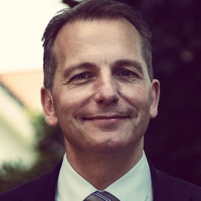 1968 geboren und bis 1989 zur Schule gegangen. Seitdem arbeite ich im Finanzdienstleistungssektor. aktuell bei einer kleinen chicen volksbank.