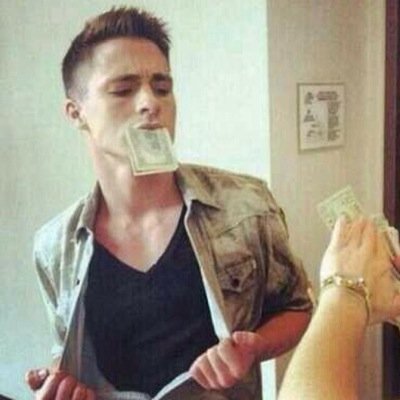 Travis Maddox. Alto, esculpido, y cubierto de tatuajes. Soy exactamente lo que nesecitas. Beautiful disaster, autor: Jamie McGuire. (PARODY/FAKE).