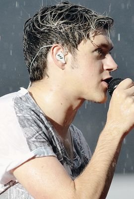 I wanna reach out for you, I wanna break these walls..