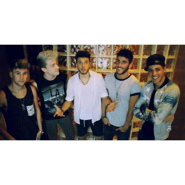 AurynersOfHeart's profile picture. 7 chicas unidas por 5 chicos. @AurynOficial como forma de vida. En un Endless road con 5 Anti-heroes caminando por la avenida del circo.