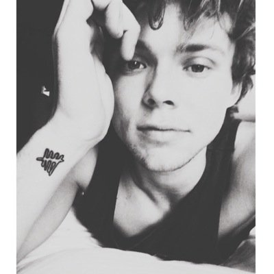 https://t.co/mrwuL3zPaY || follow @lukehxl bc i give you a free follow