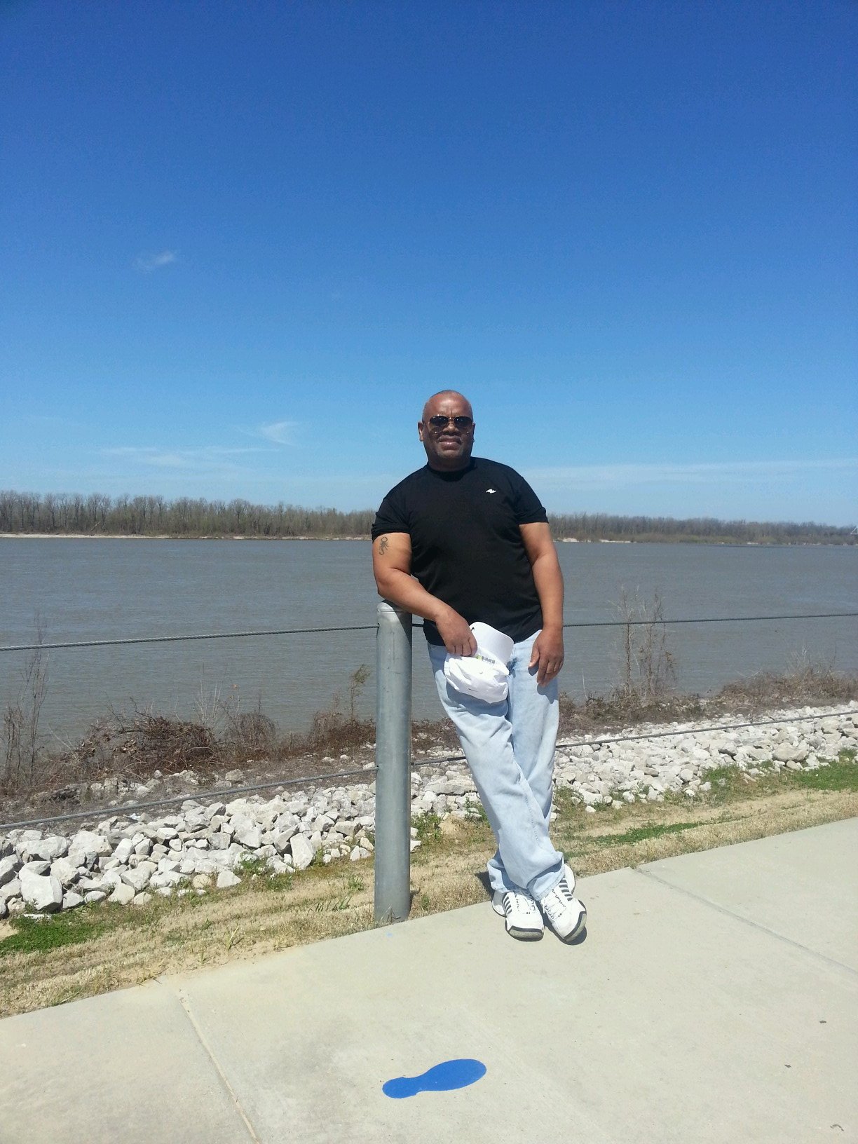 Retired, USAF, DISABLED VIETNAM VETERAN DIVORCED. AIM HIGH.