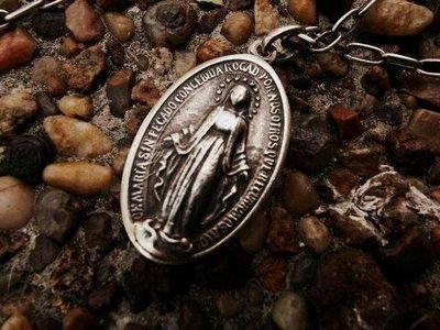 en gracias y enamorada de mi mama maria totus tuus