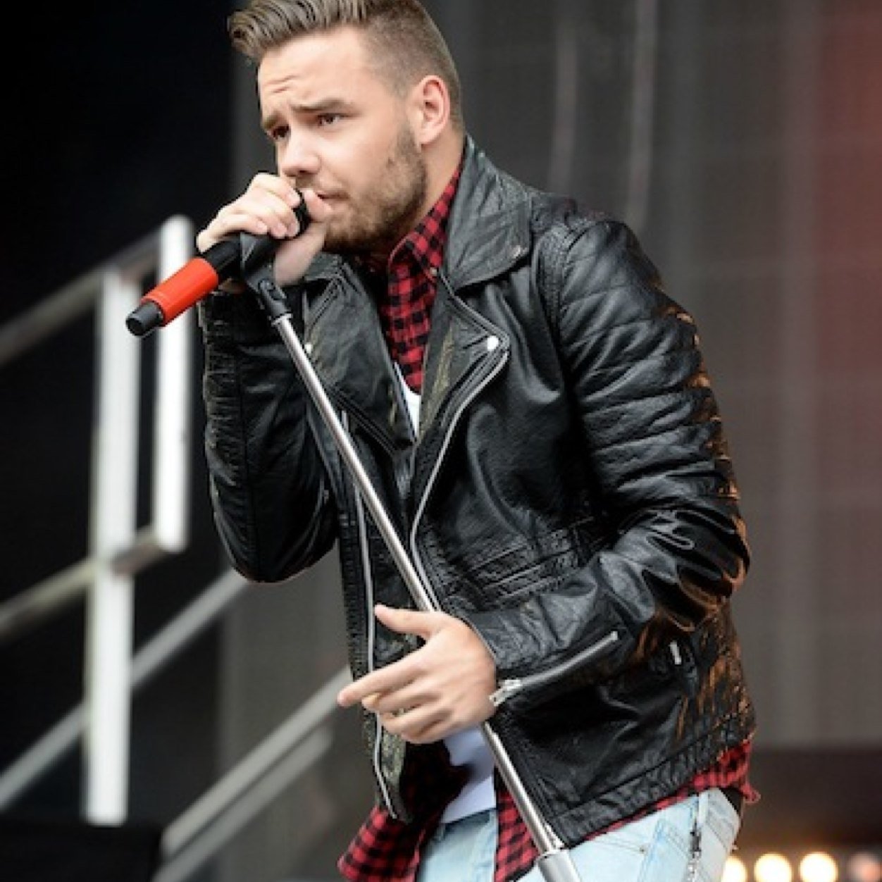 Free follow :) Follow us on @f0urbrits1irish :) xx