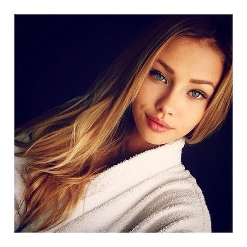 Je suis cette chose qui ne fait pas de bruit au fond de la salle,je suis cette personne a oublier,a détruire.