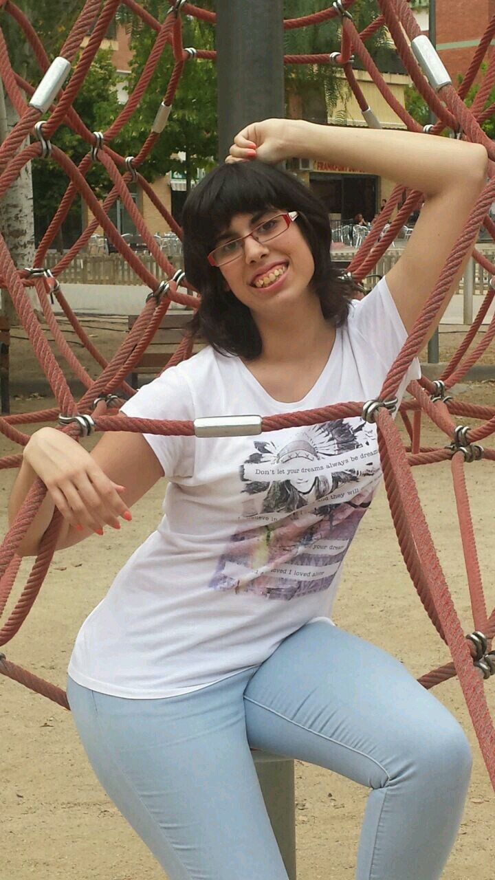 Adicta a los libros sus historias y protagonistas 
La música mi desconexión :)