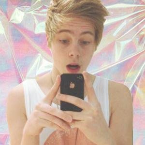 lounutscalum's profile picture. 5sos r fkin cute