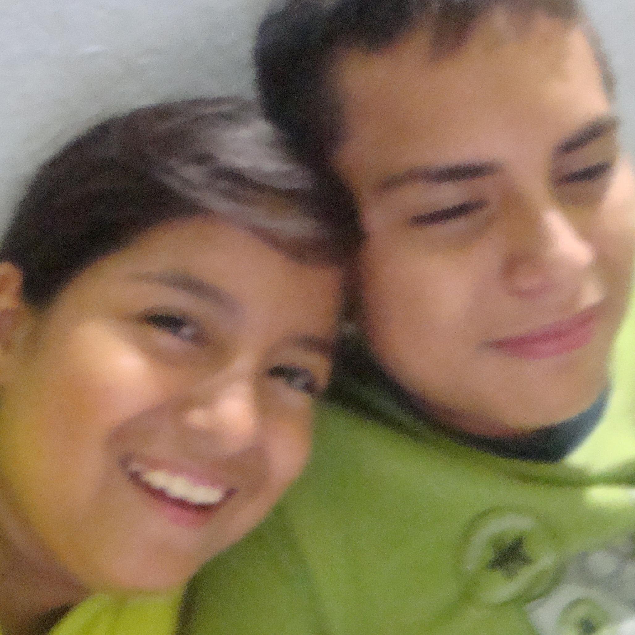 Tengo dos hermosos hijos que son mi razón de vivir los amo .