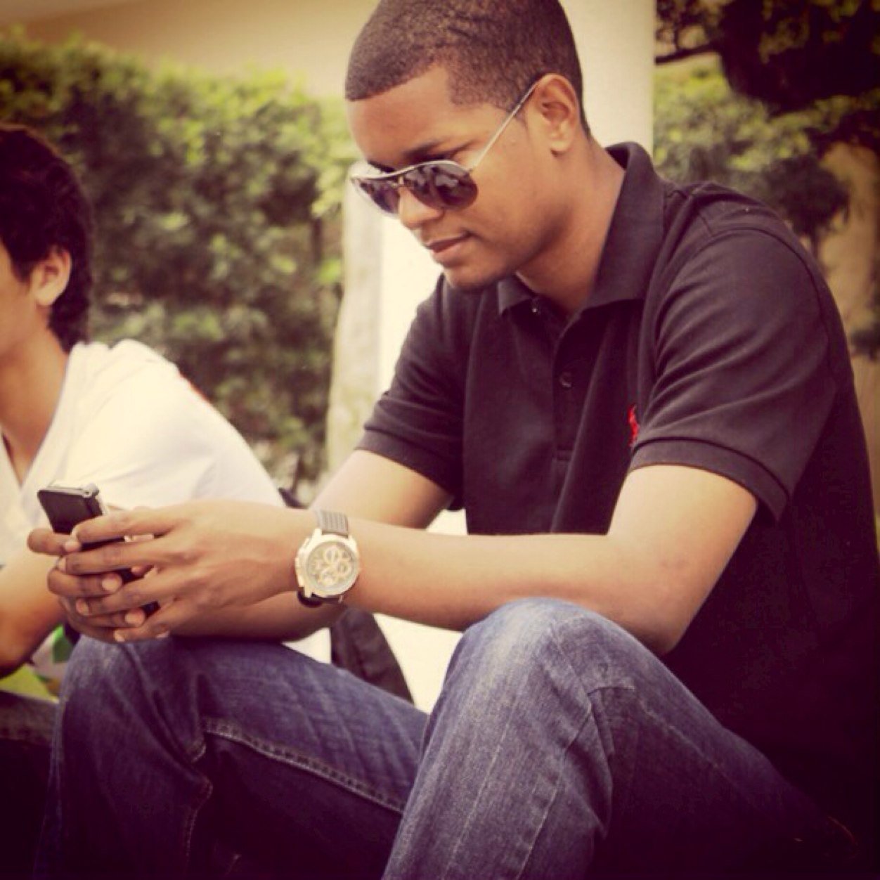 Film maker, tecnologo en multimedia, fiebru del basket, hijo de Sol y del coach.