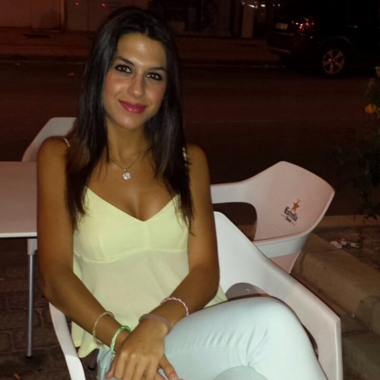 AliceAhg26's profile picture. Los que dejan pasar lo que más quieren por lo que más desean, a la larga se quedan sin una cosa y sin la otra. Maniatica. Cabezona.  Obsesionada con los olores.