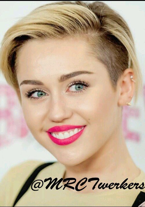 We're 2 Smilers from Spain with a BIG dream, meet Miley Cyrus. #MileyMeetMCTwerkers