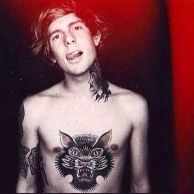 heres a free follow dont fb and instead return the favor by following @imintodrxmmers :* ilysm