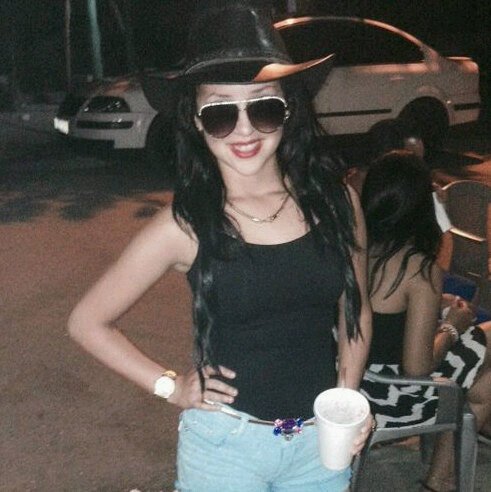 Soy Una persona,amistosa,Simpatica,Cariñosa y Sobre Todo sencilla. Me encanta Tratar Cn personas k Sean Honestas,Simpaticas y cn muy buena educacion.