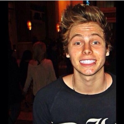 follow @HECTICHEMMlNGS please :-)
