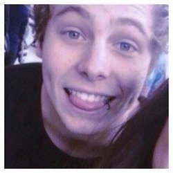 giving away this account when this acc gets 1/4 :)) follow my main account (@CYBERPUNKMUKE) and turn on notifications there for the details tysm