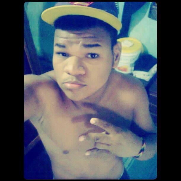 - Sou apenas um garoto que vive sonhando , e que de sonhos nessecita pra viver ... ☺