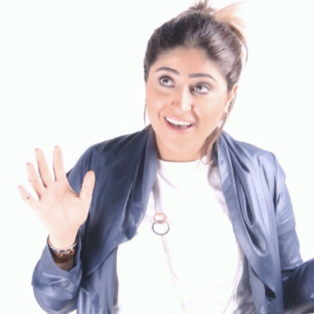 لاني أحبها والحب دعاء ، جعلت هذا الحساب صدقه جاريه لها لعله يكون شفيع لها يوم القيامه، آستودعتكِ الله.
@Shoooj1988