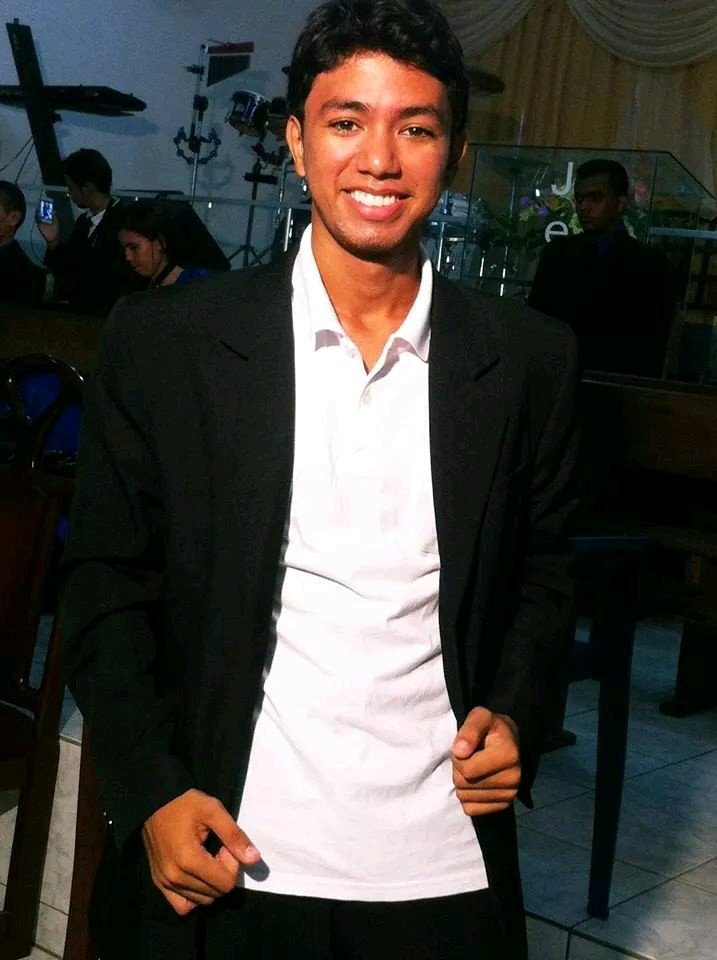 1.8 anos, cristão protestante, músico trompetista e baterista, solteiro!