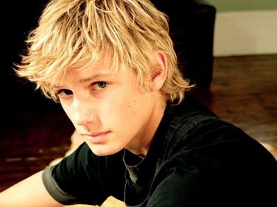 •18 inviernos•/Excelente acróbata y mago en entrenamiento\ |Hijo de hechicera y padre humano| Me crié en un circo {Want to know what love is} #Gay #FreeRol