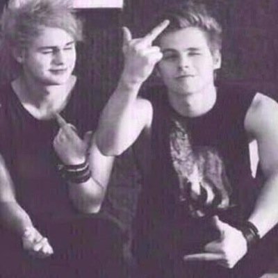Dont even look at me unless you're luke hemmings. In pizza we trust. 2/6