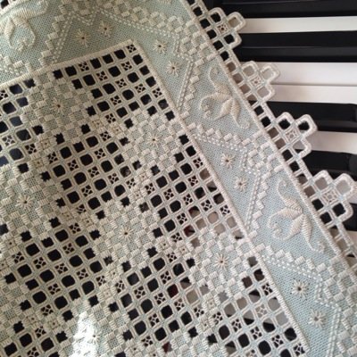 iericahappy's profile picture. 心穏やかに生きることが人々の平和に繋がると思う…。 音楽とハーダンガー刺繍、犬と馬が好き、美しく丁寧に創り出される物が好き😌😌自分らしい生活❣️ 北海道の自然と札幌が好き！好きと暮らす。