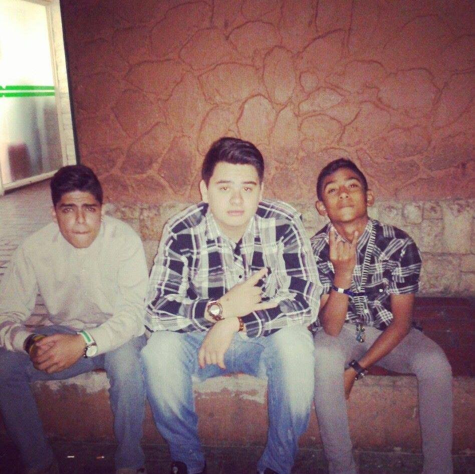 no se que poner jajajajaja ;)                      seguirme veras que Todo Sera Mas Facil..... O No.   (FARRUKO)