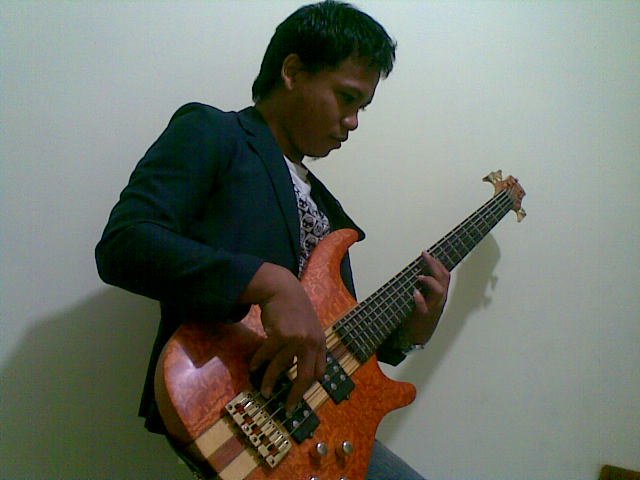 bass adalah nyawa dan hidup gw, instrumen ini merubah cara pandang bermusic gw. just want do the best#RajaMensen