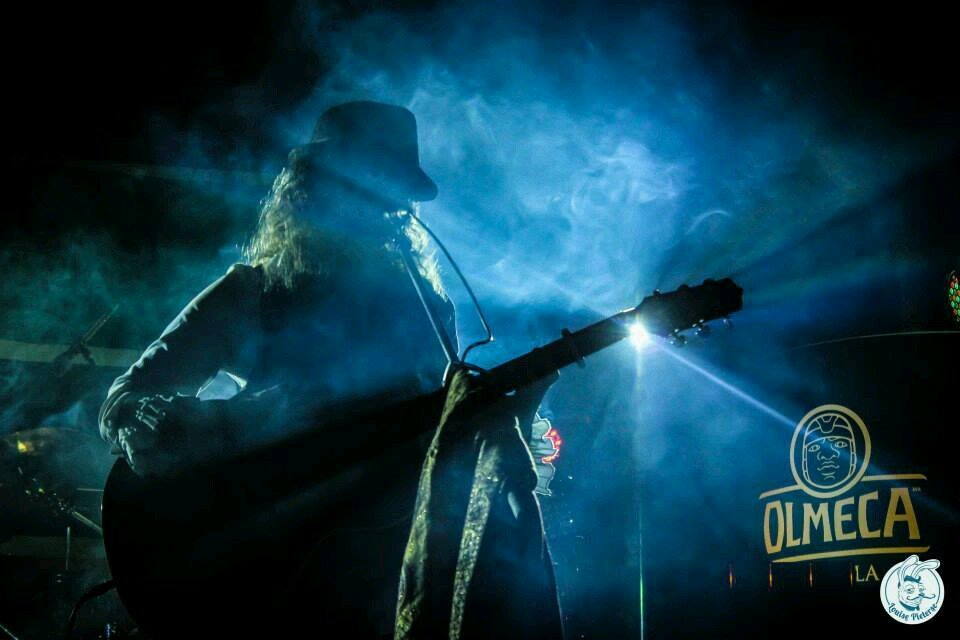 andrasecrets's profile picture. Maker of songs. Dreamer of dreams. Wearer of hats.  https://t.co/ikO9NXz2gc