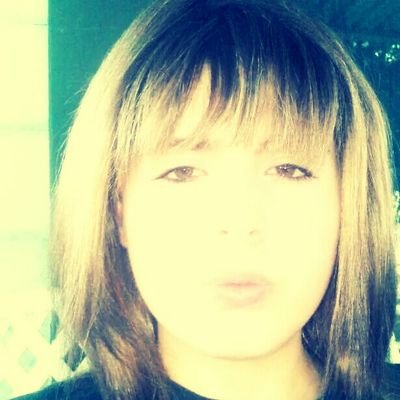 I live in las angelas,california
I love to sing,and be a model