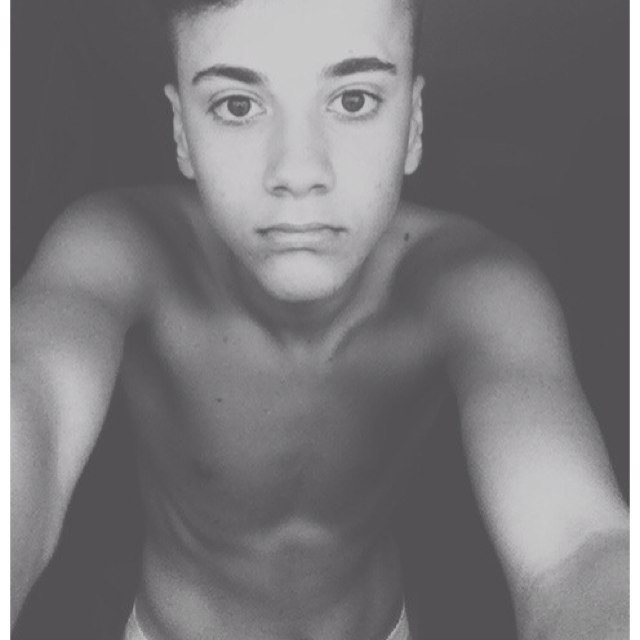 “Tutti sanno che i cantanti dovrebbero mangiare latticini prima di ogni show, ma io amo infrangere le regole. La pizza è cosi buona!” _JustinDrewBieber_✌