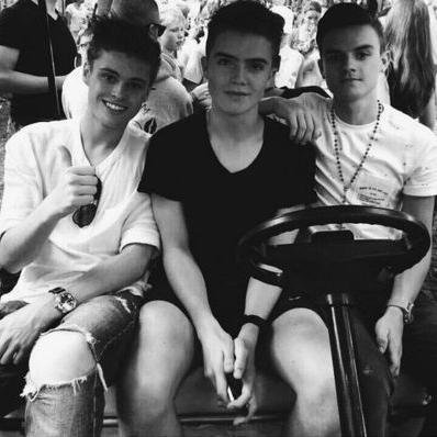 Imagines about a boyband called B-Brave. 
                      -4/4 Zomaer-