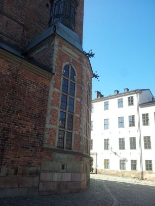 De svenska monarkernas begravningskyrka. Öppet alla dagar 10-17.   The funeral church of the Swedish monarchs. Open every day 10-17.