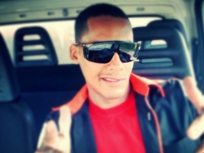 EU sou 1 cara simples q sabe quem é sempre confiante de si, sempre pensando em Coisas Positivas e de mim msm um homem muito sincero q tenta acreditar naquilo👍