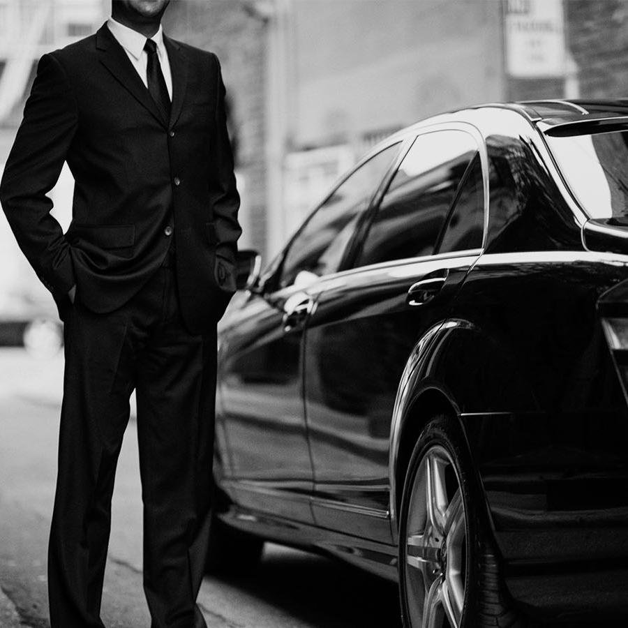 Je vous propose ses services pour tous vos déplacements:
- privés,
- professionnels,
- aéroports et gares,
- shopping,
Disponible 24/24 et 7/7