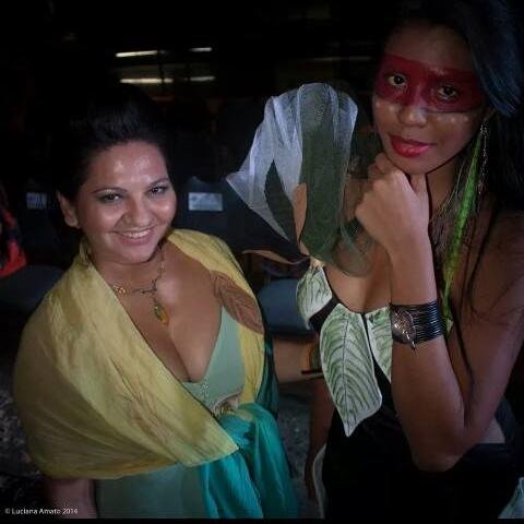 Sou assim meio carmim,...menina mulher,poetisa e designer.
Amo Deus sobre todas as coisas.
Desejo muita paz e muito amor a todos.