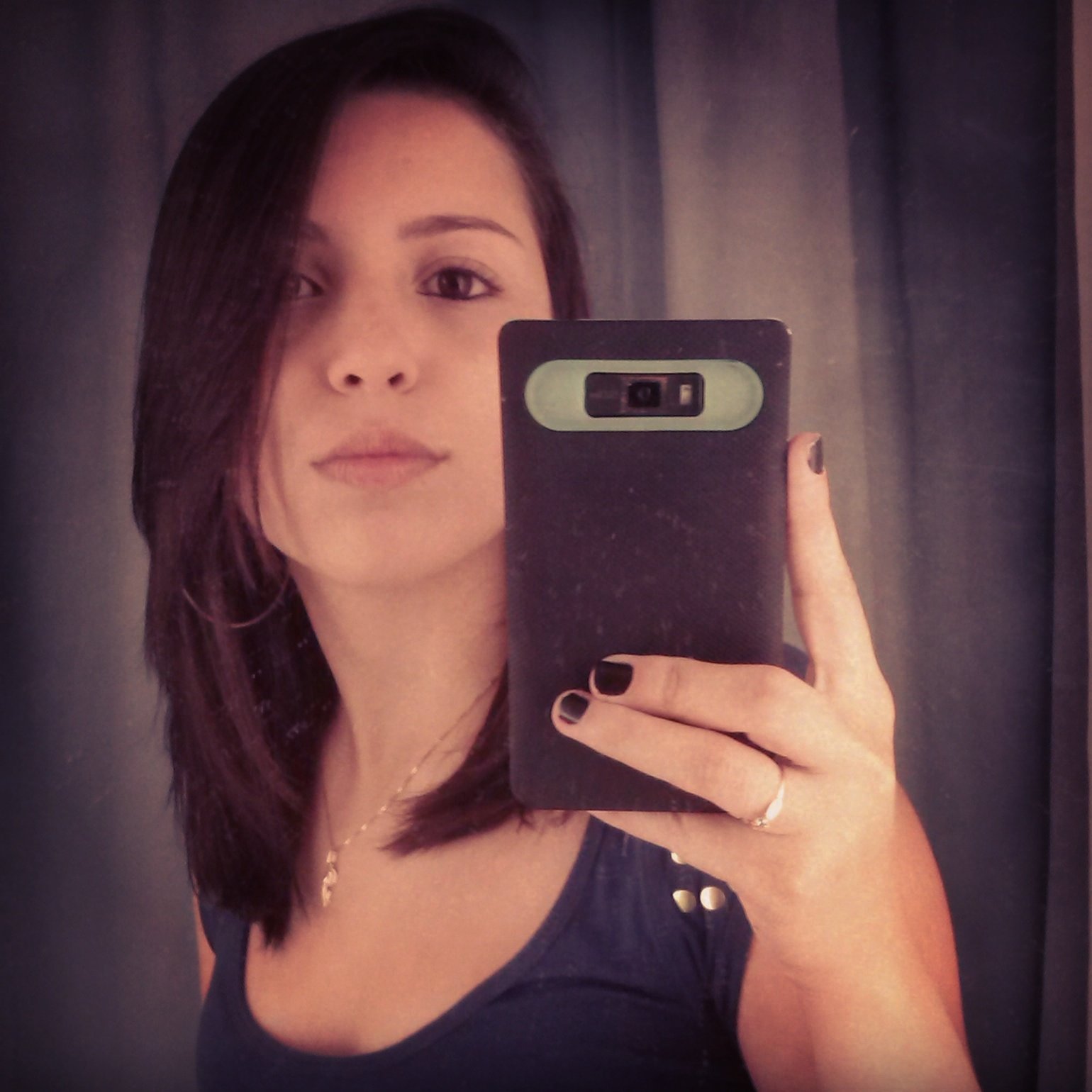 Por favor, não me idealize. Assim você está fadado ao deslize.
Verdade seja dita, nada mais me irrita do que essa estupidez.