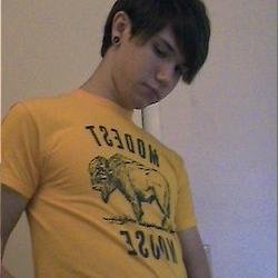 HI PLEASE FOLLOW @FOLIEADEAD OR RYAN ROSS WILL KILL U IN UR SLEEP BYE