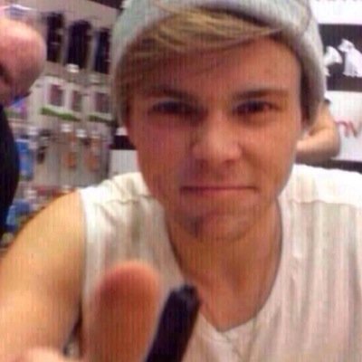 I'M GONNA POST 50 PICS IF WE GET 100 RETWEETS IN EACH WE GET 5K VOTES!!! @lukehesmmings