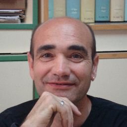 Filósofo de profesión, bohemio de vocación, político por obligación, crítico por devoción, maratoniano por corazón y futbolero por sin razón.