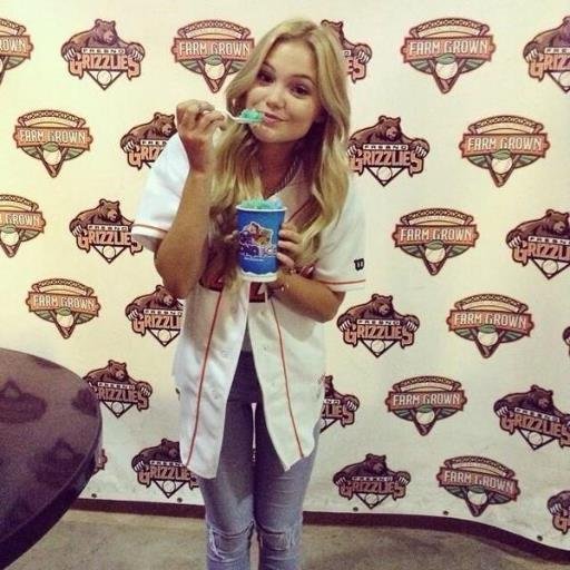 This is my bu account for @holtoliviarp but we can still talk on here :), anyways im a actor and singer #single
